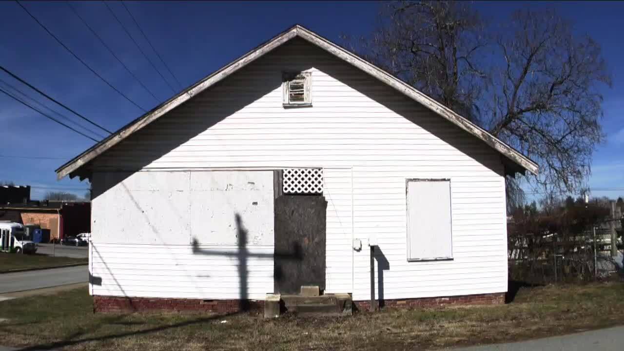 WPTV visited a home connected to Matthew Scott Flores’ relatives who once lived in Hendersonville, N.C., and found it boarded up and abandoned.