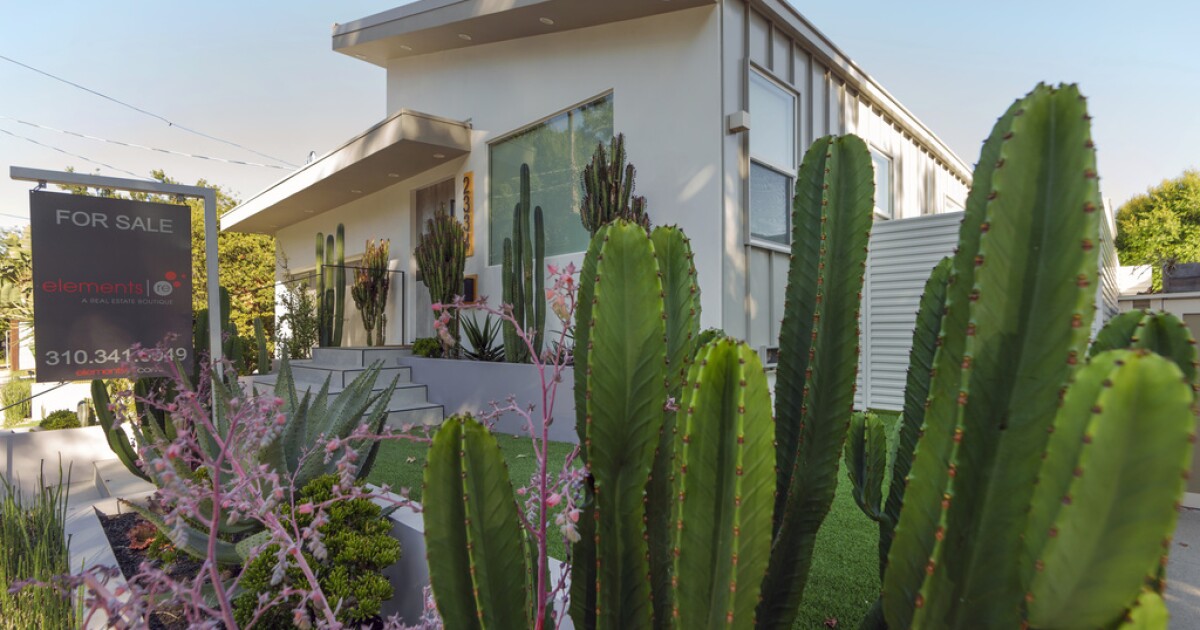 California's median home price hits record high at $900,000