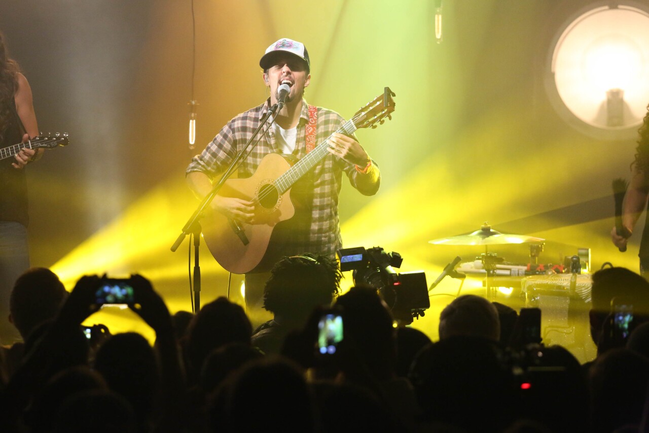 Jason Mraz Performance Hosted By Elvis Duran