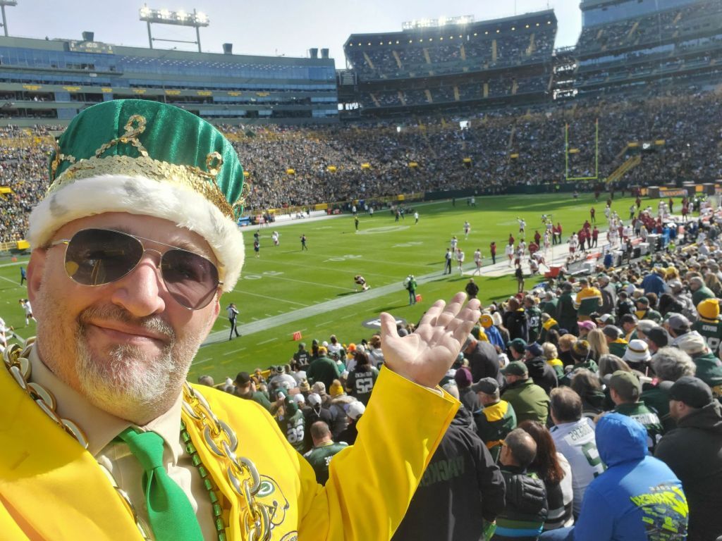 Packers fan selling party bus called 'The Big Cheese'