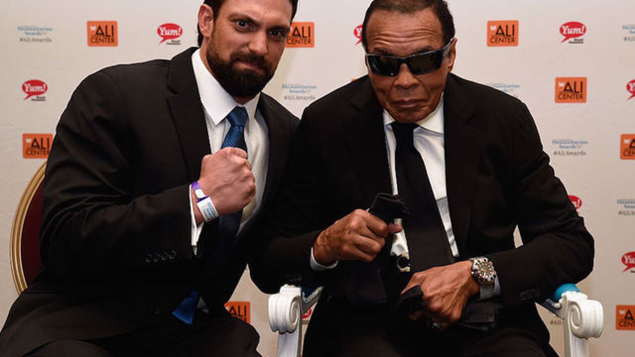 Ali surrounded by family at his passing