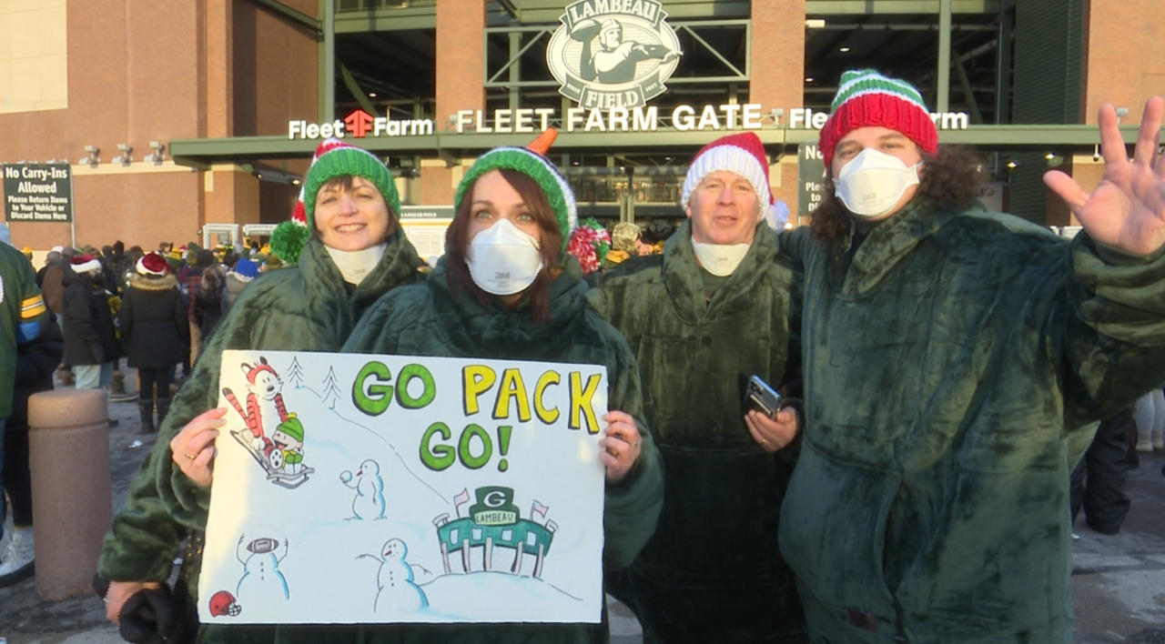 Packers vs. Browns: Fans celebrate Christmas at Lambeau Field