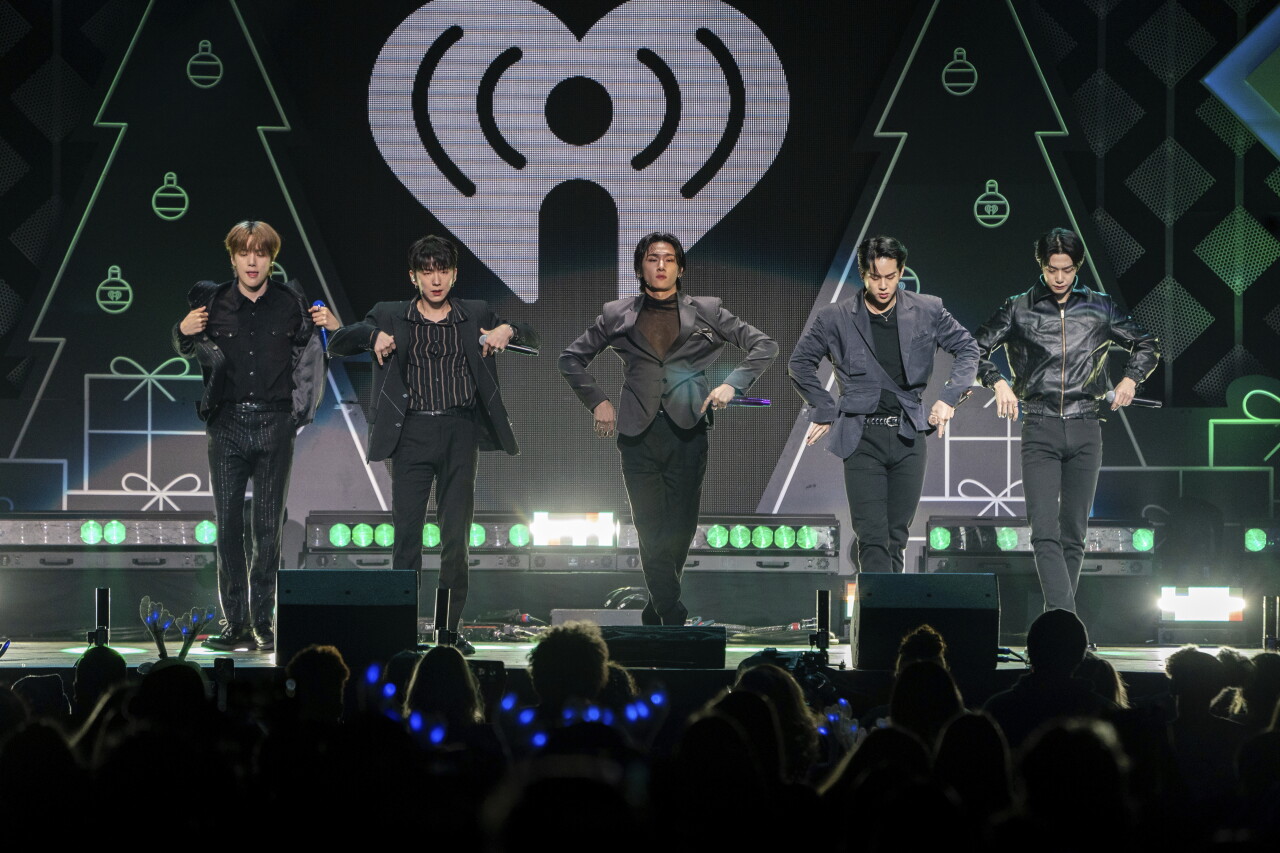 MONSTA X
