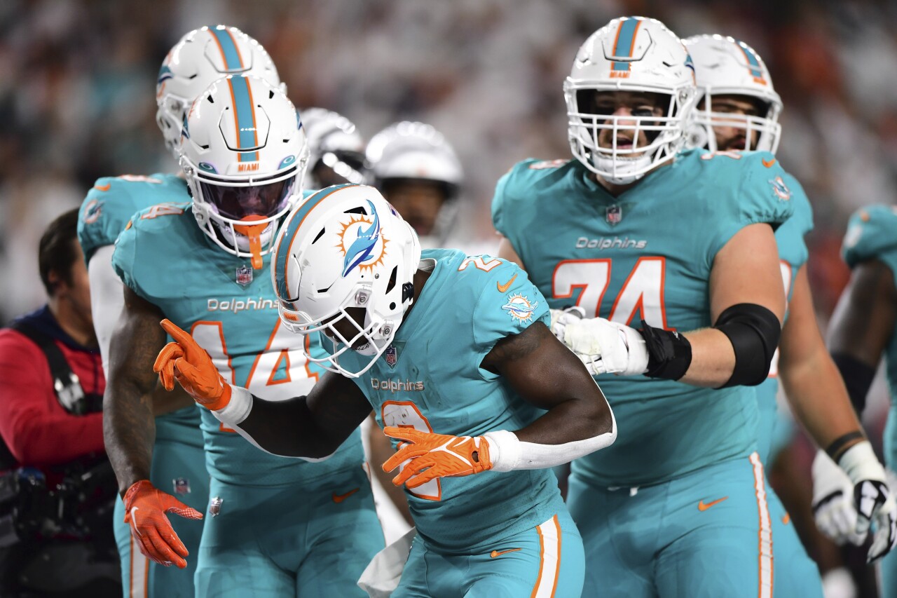 Miami Dolphins running back Chase Edmonds celebrates TD at Cincinnati Bengals, Sept. 29, 2022