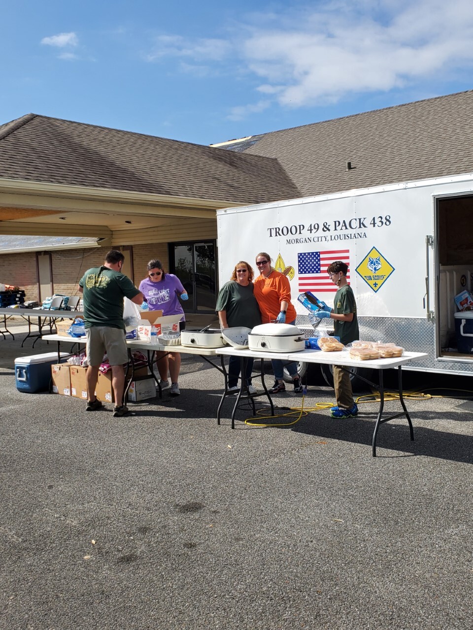 Boy scouts Morgan City feed Delta victims (3).jpg