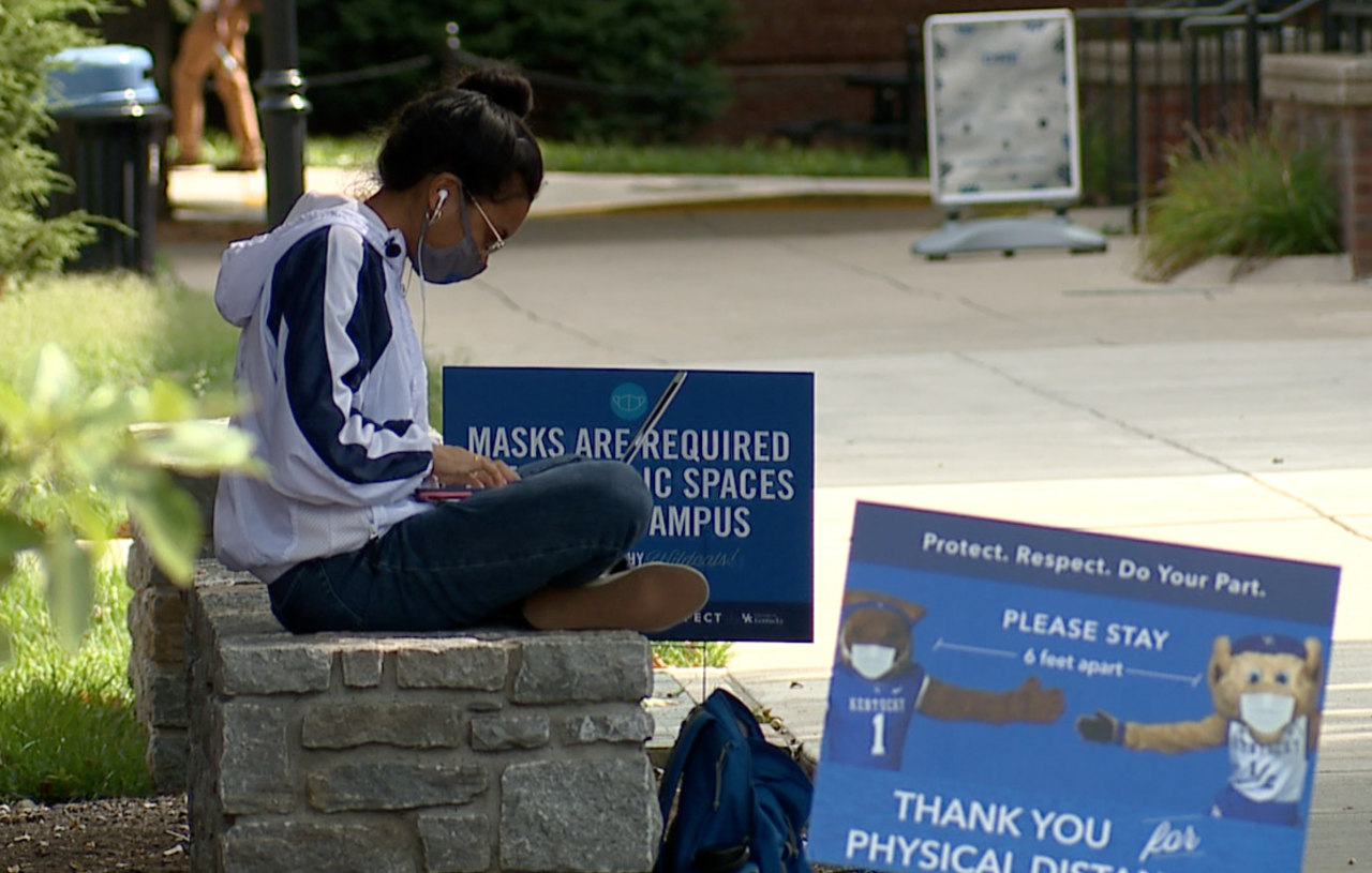 University of Kentucky student wears mask on campus