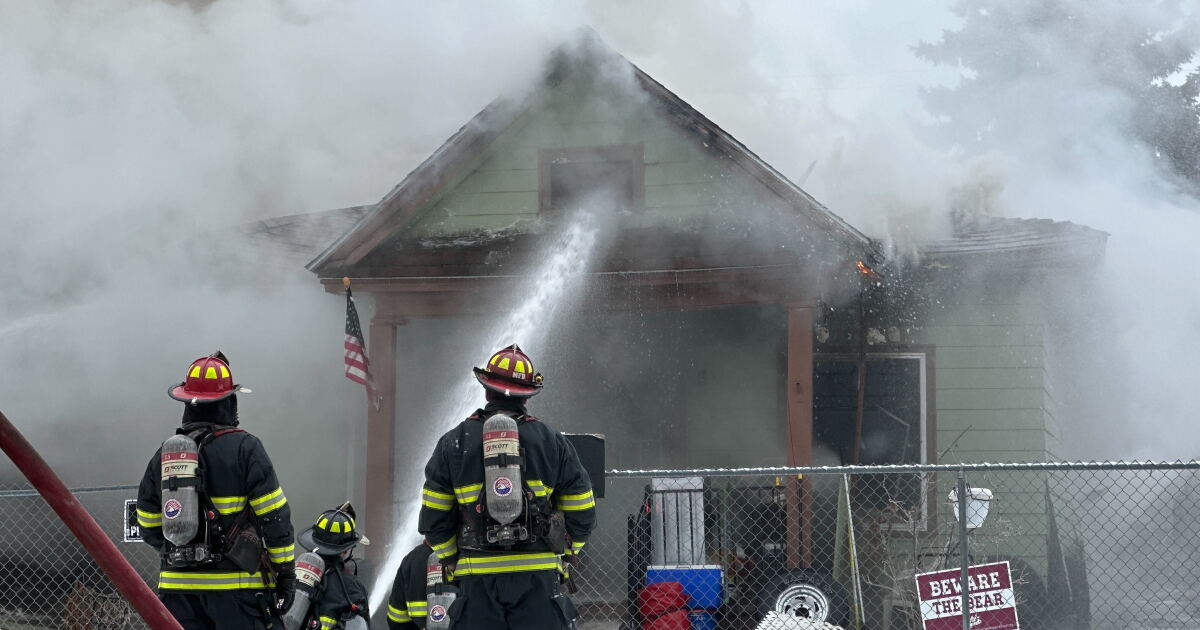 UPDATE: Crews remain on scene of fire on South 4th Street West in Missoula - Vimarsana News