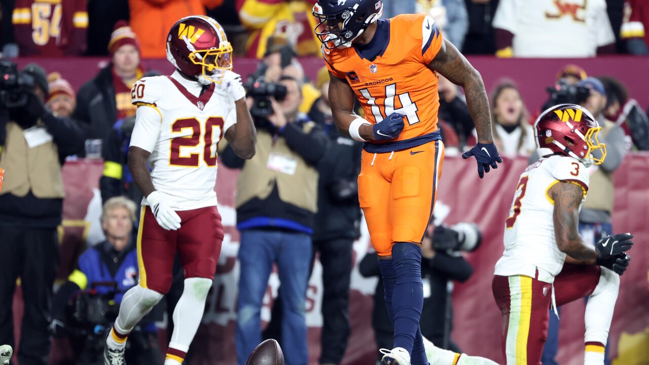 Broncos Commanders Football