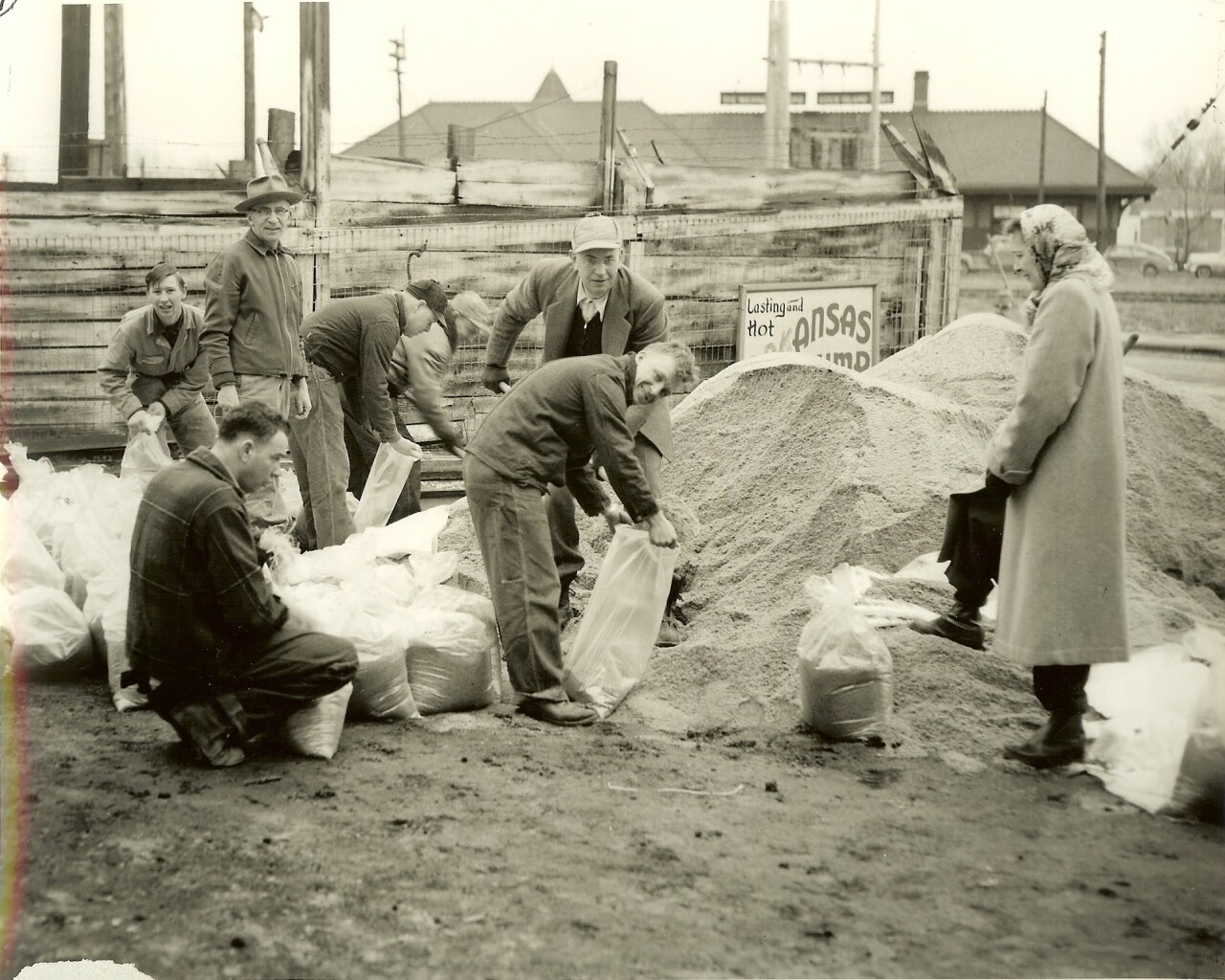 Howard Mfg S Main ST sandbags 1952 flood Rock Island depot.jpg