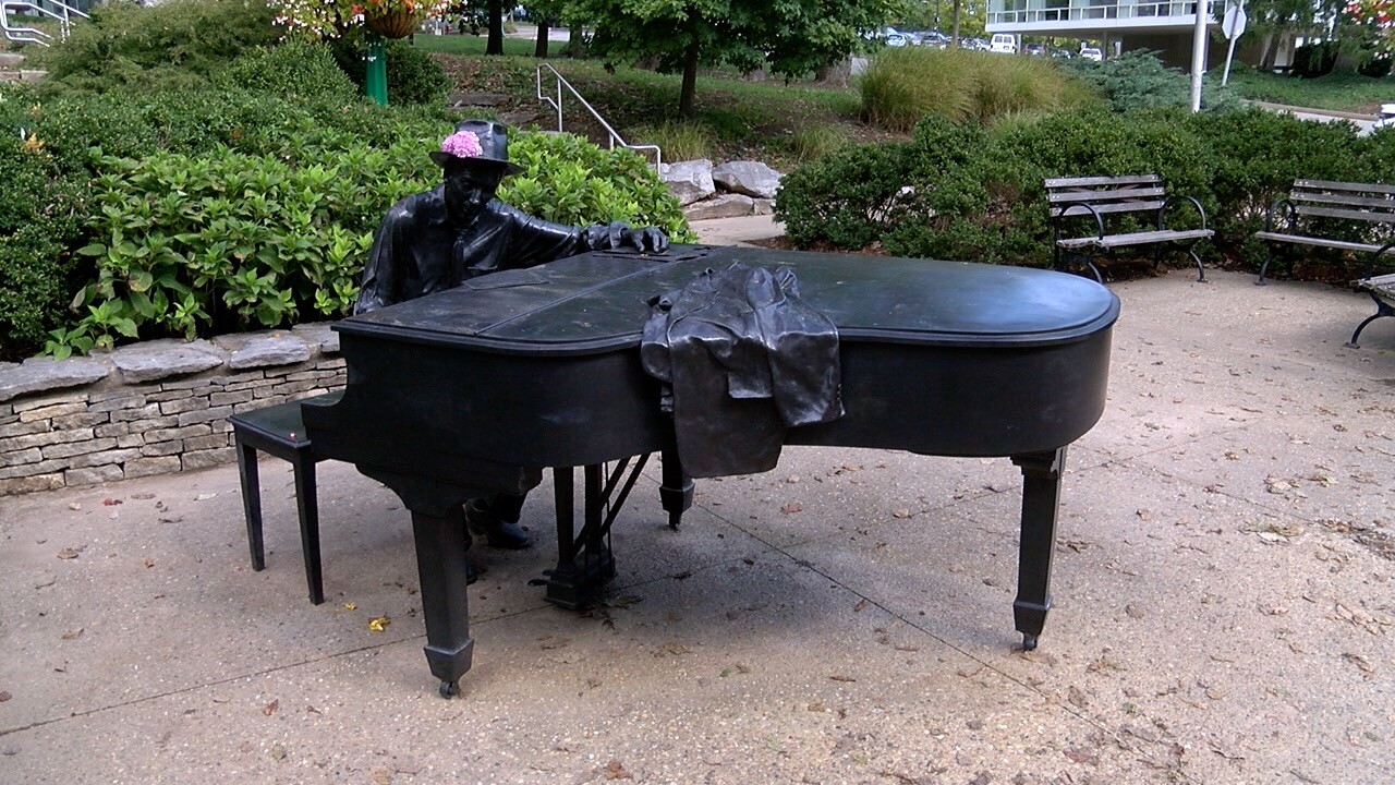 hoagy carmichael statue.jpg