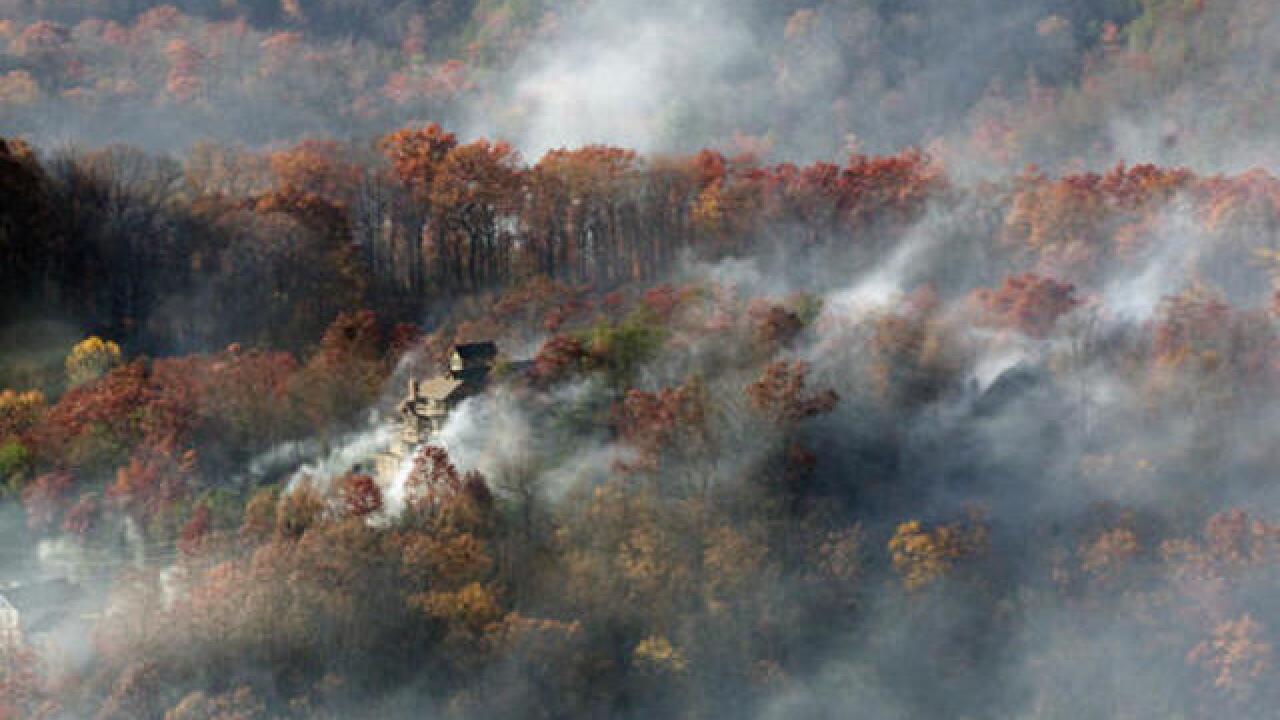 Smoky Mountains wildfire moves toward Gatlinburg