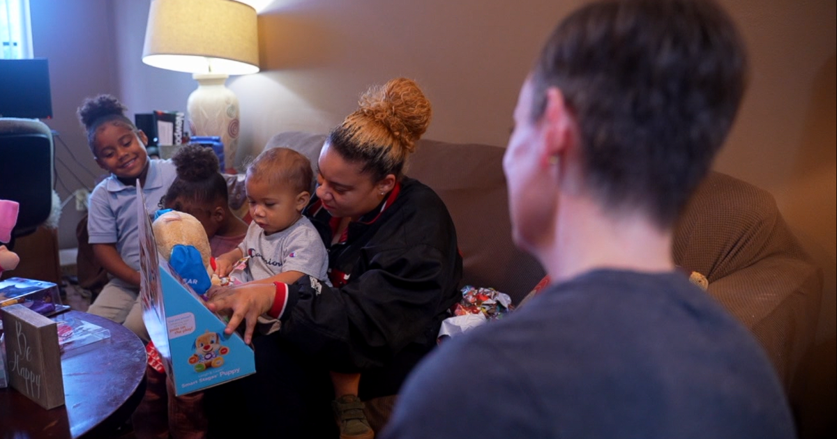 Florida Christmas angel spends 10 years blessing families in need - Vimarsana News
