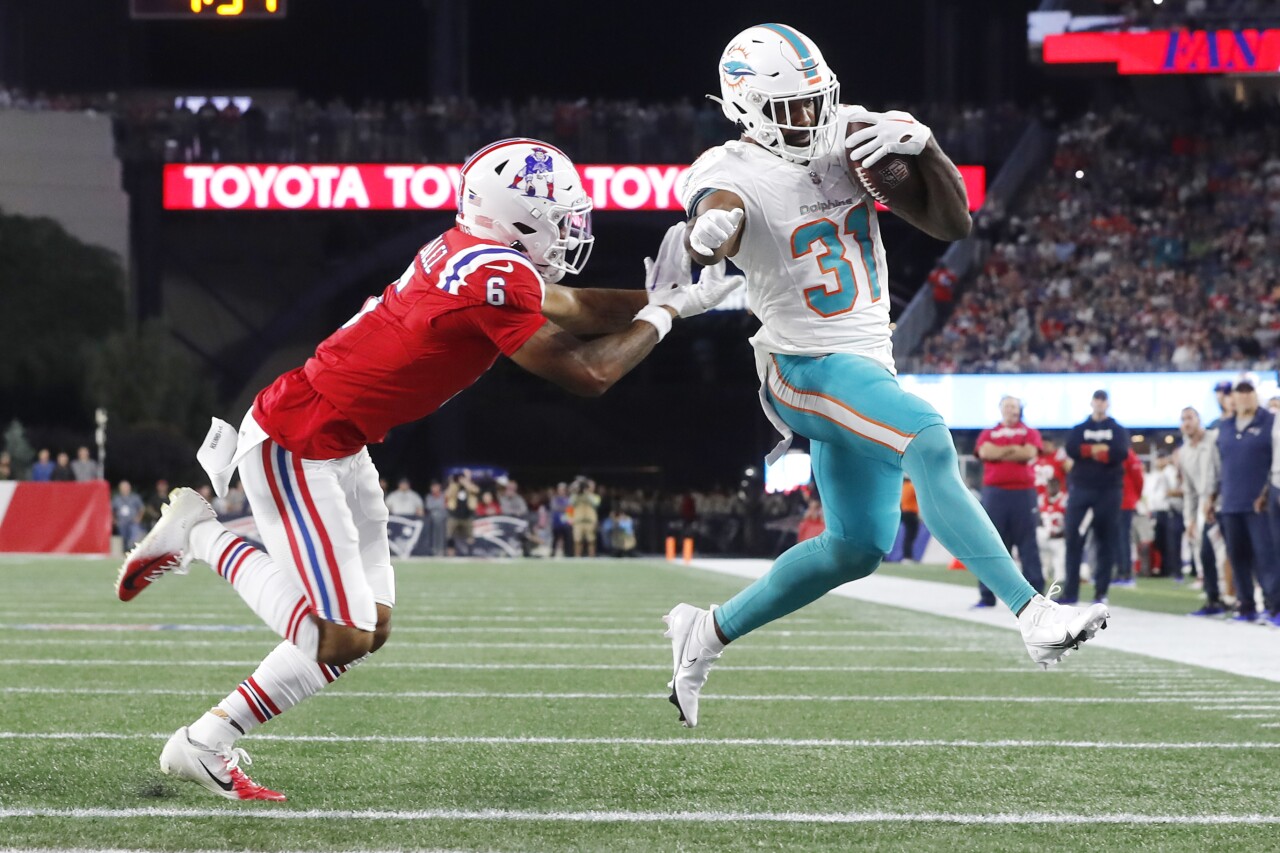 Miami Dolphins running back Raheem Mostert scores TD in second quarter at New England Patriots, Sept. 17, 2023