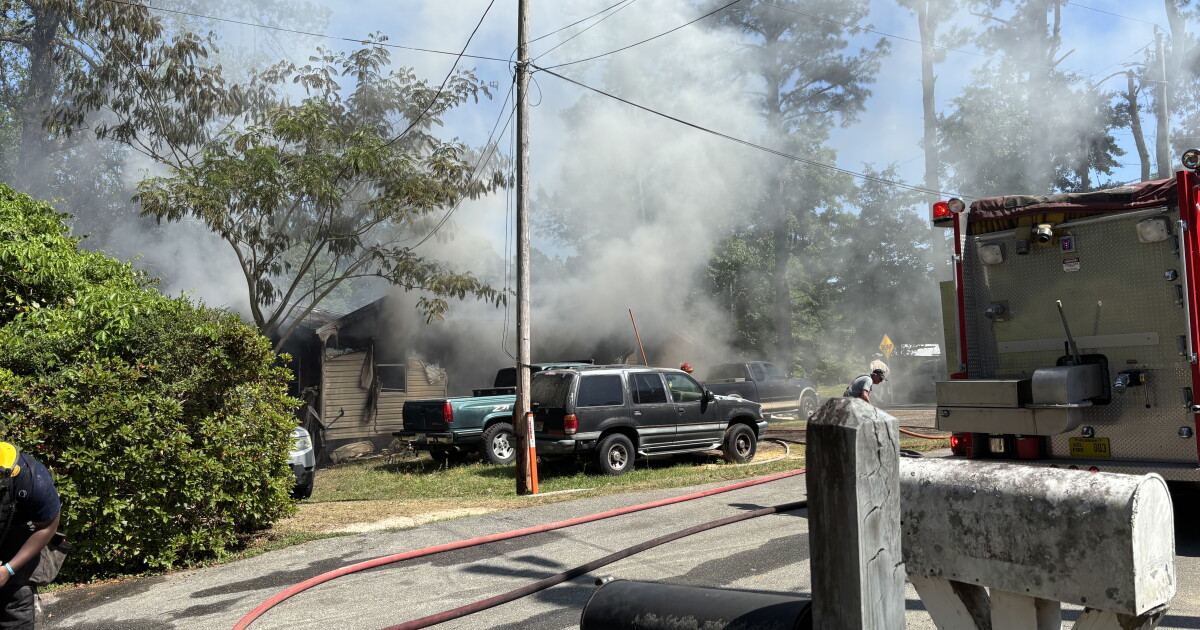 HAPPENING NOW: Fire crews work to put out two homes on fire in Havana