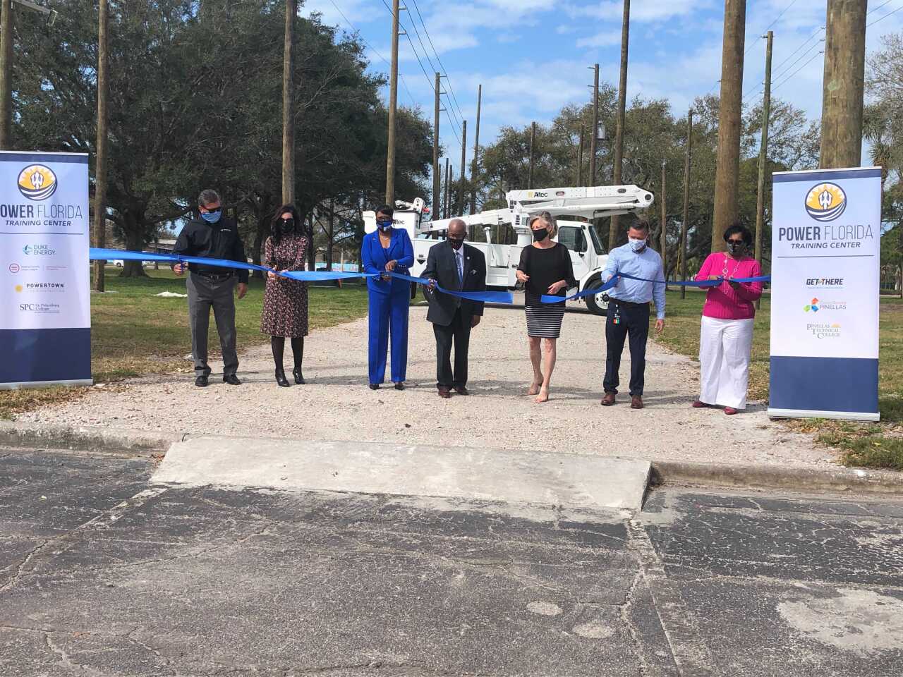 powerline workers2.jpg