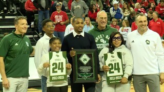 UW-Green Bay retires Keifer Sykes' No. 24 and then falls to Bradley in exhibition matchup