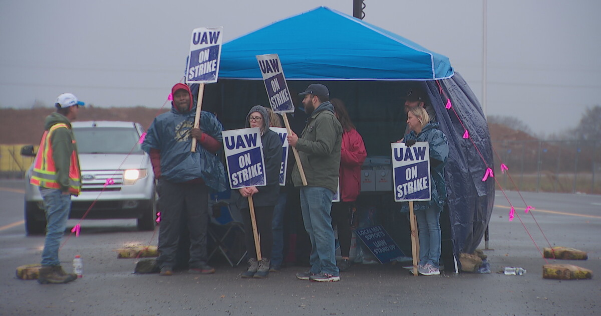 UAW members strike for second day ahead of tentative agreement with GM - Vimarsana News