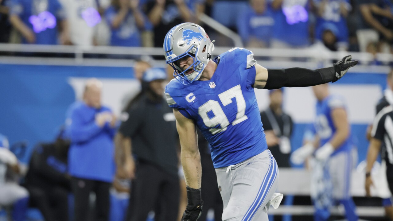Aidan Hutchinson finishes with career-high 4.5 sacks in loss against Buccaneers