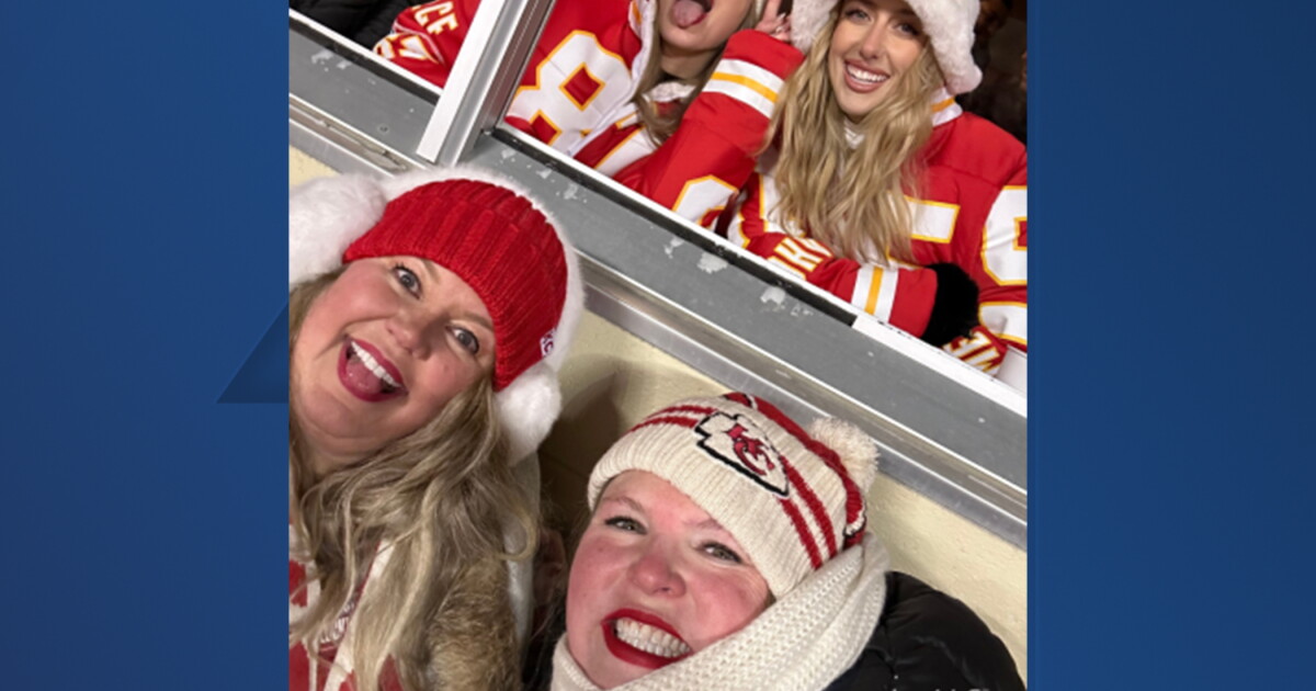 Taylor Swift gifts scarf to 2 Chiefs fans during Super Wild Card game - Vimarsana News