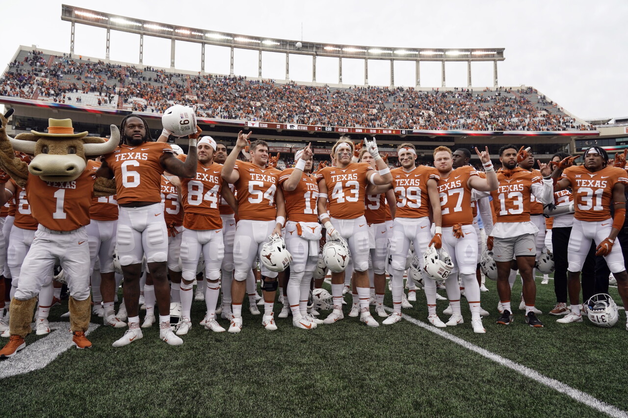 Texas Longhorns players sing 'Eyes of Texas' after 2021 game against Kansas State Wildcats