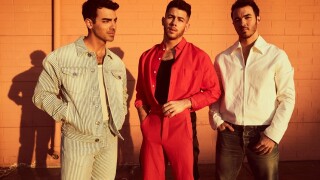 Lenovo® Yoga® et Intel® Evo™ annoncent une expérience dédiée aux adeptes avec les Jonas Brothers pour un concert virtuel immersif