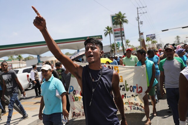 Migrant caravan approaches US-Mexico border