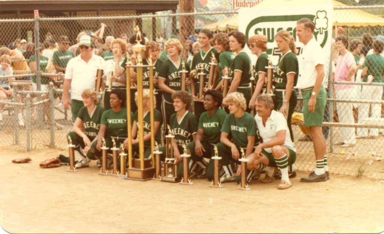 Roger_Grein_with_softball_team.jpg