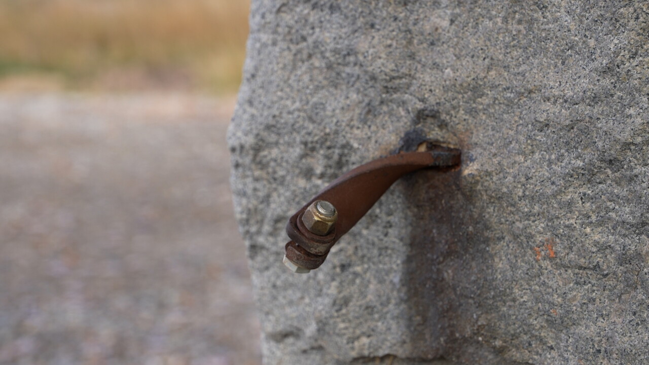 Stolen gate hinge