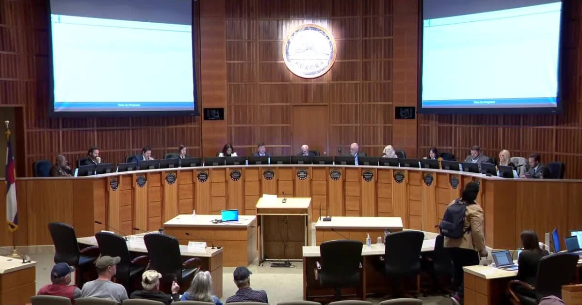 Aurora approves resolution halting financial support of migrants, unhoused - Vimarsana News