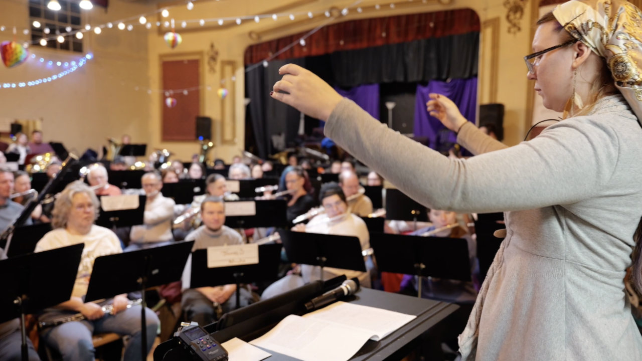 Amber conducting Of Love and Delight