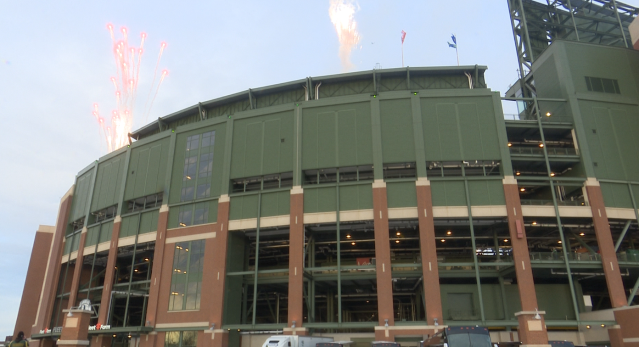 Packers vs. Browns: Fans celebrate Christmas at Lambeau Field