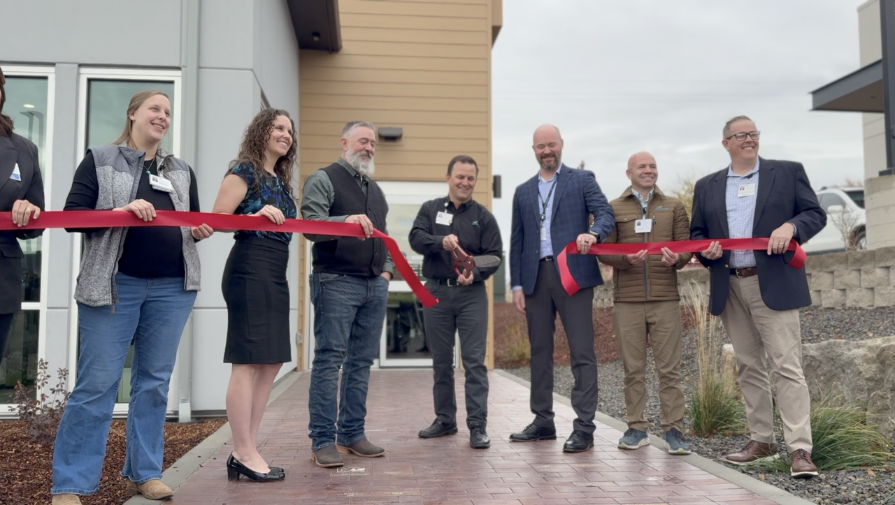 ValorHealthRibbonCutting