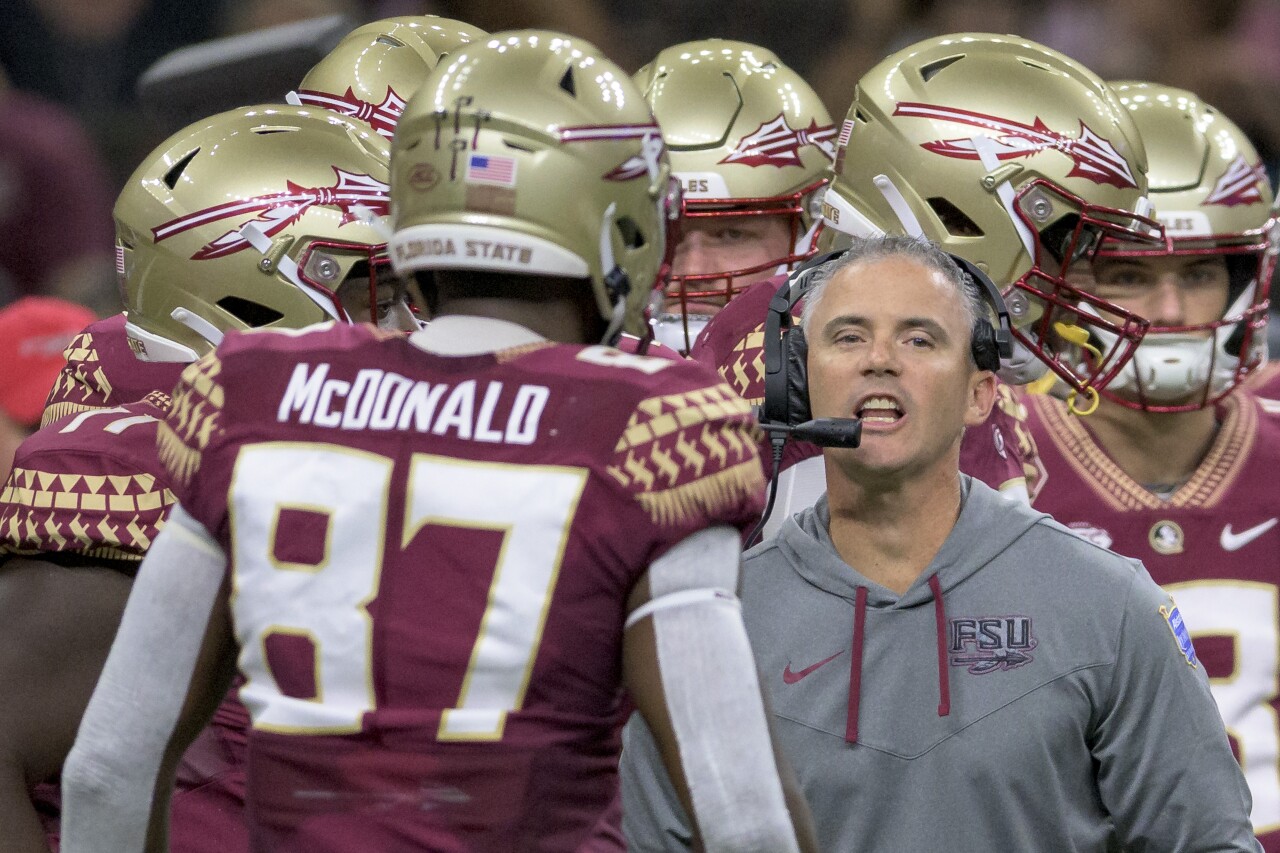 Florida State Seminoles head coach Mike Norvell talks to players on sideline vs. LSU Tigers, Sept. 4, 2022