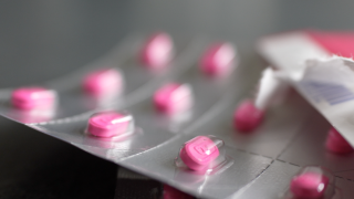 Individual pills of Benadryl.