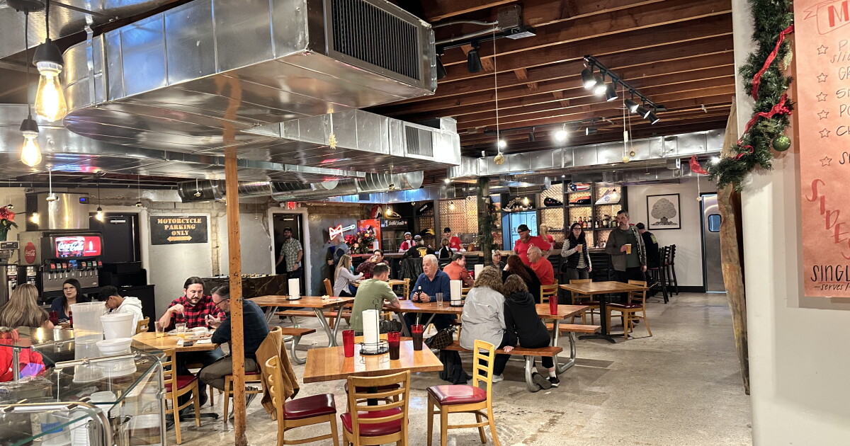 A Midtown dive bar known for bras and bikers now makes Arizona-inspired barbecue - Vimarsana News