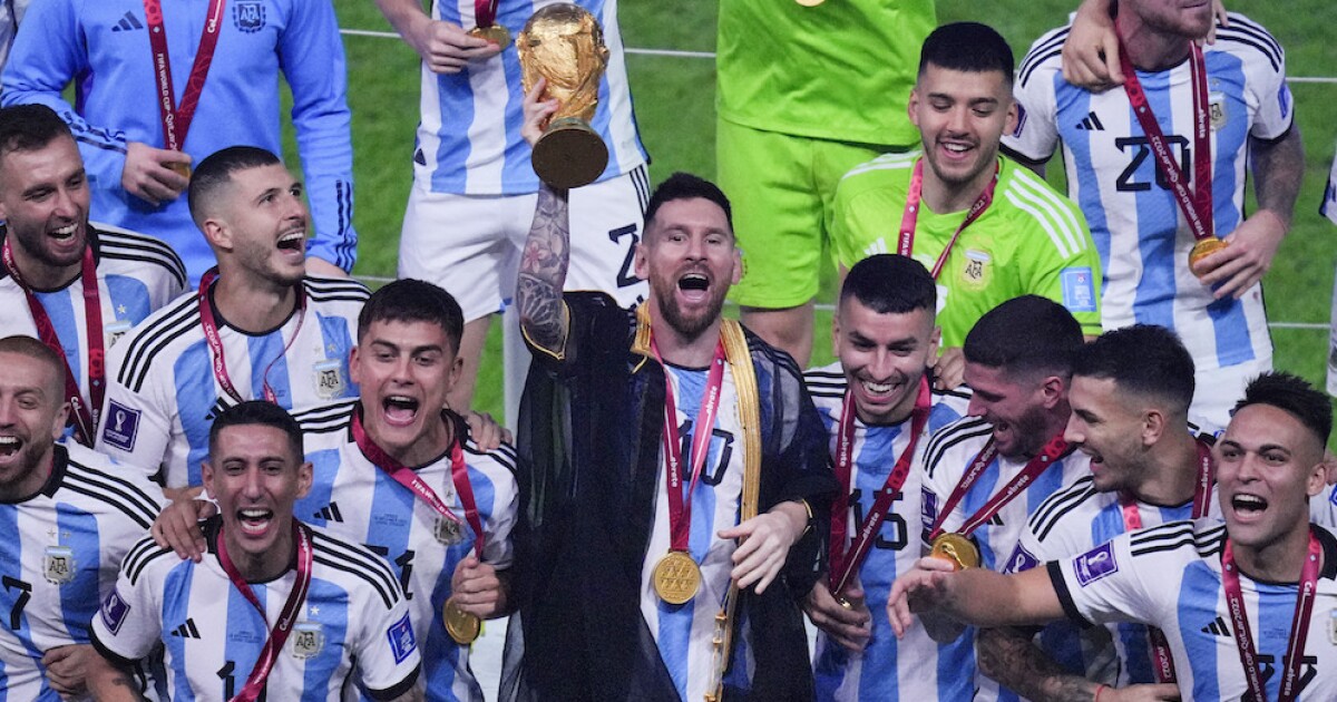 لف ميسي نفسه برداء عربي قبل رفع كأس العالم لقي ردود فعل متباينة