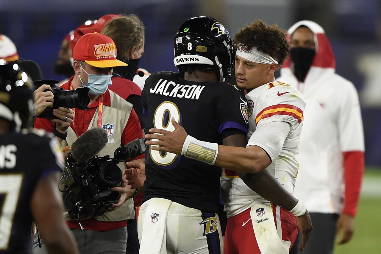 Baltimore Ravens QB Lamar Jackson hugs Kansas City Chiefs QB Patrick Mahomes in 2020
