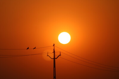 Photo of extreme heat with the sun and sky in the background