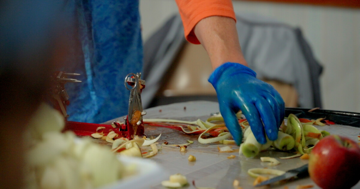 Volunteers peel hundreds of apples preparing for Bitterroot McIntosh Apple Day