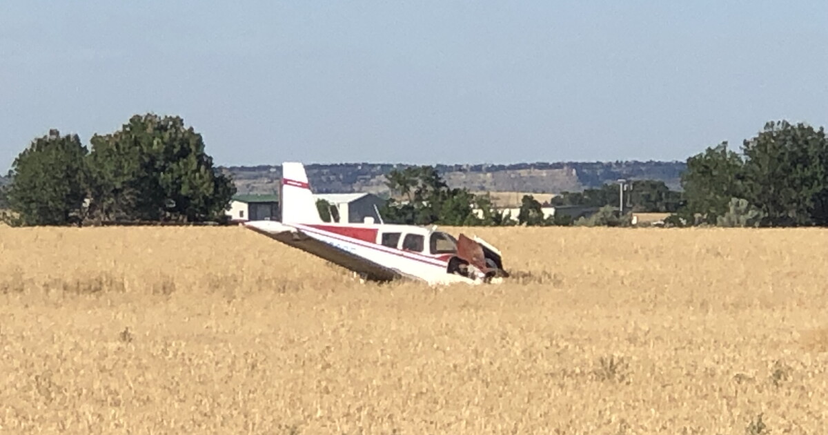 2 people sustained minor injuries after crash of small plane