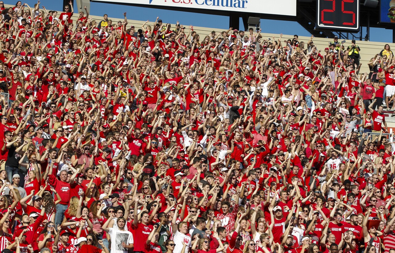 Wisconsin Badgers dance to 'Jump Around' in 2017