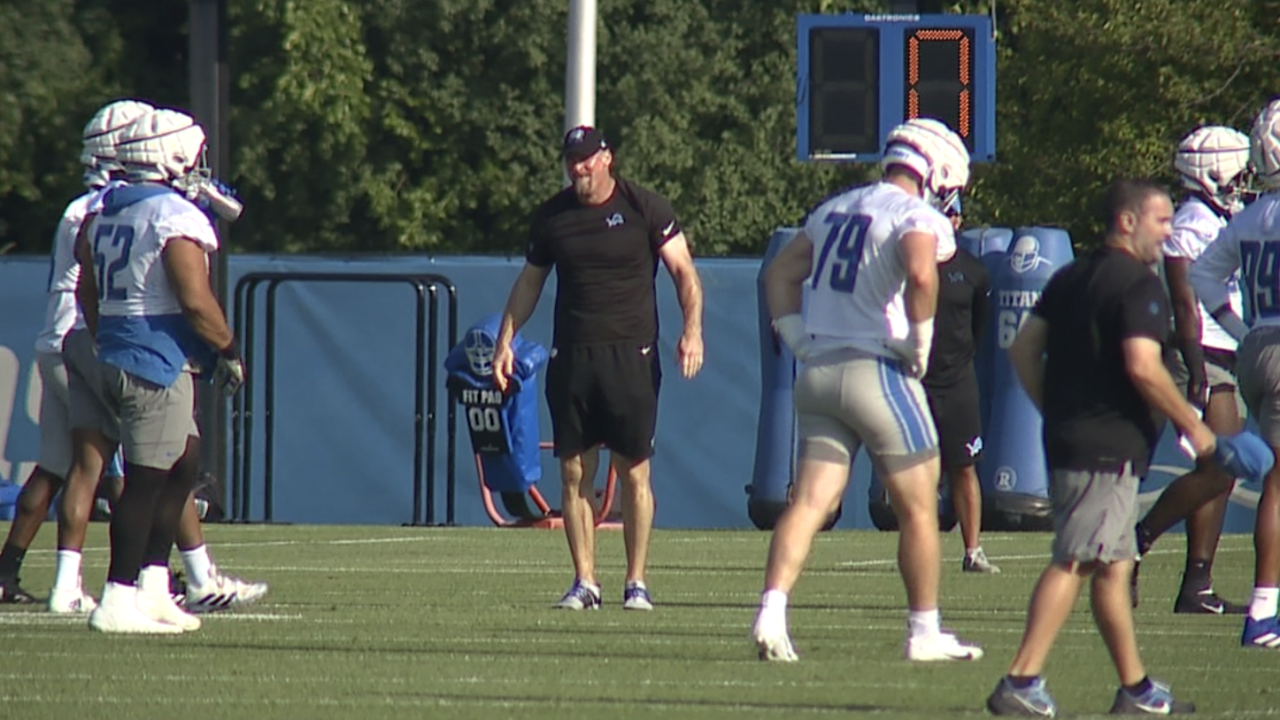 Dan Campbell again hits down-ups drill with Lions players to begin training camp