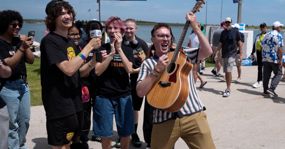 Fans create impromptu Summerfest song at the Big Gig