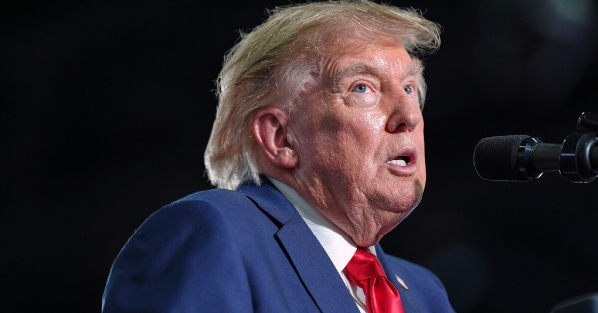 Trump ameaça impor tarifas de 50% sobre automóveis e aço canadenses em mais uma disputa comercial. Trump ameaça impor tarifas de 50% sobre automóveis e aço canadenses em mais uma disputa comercial.