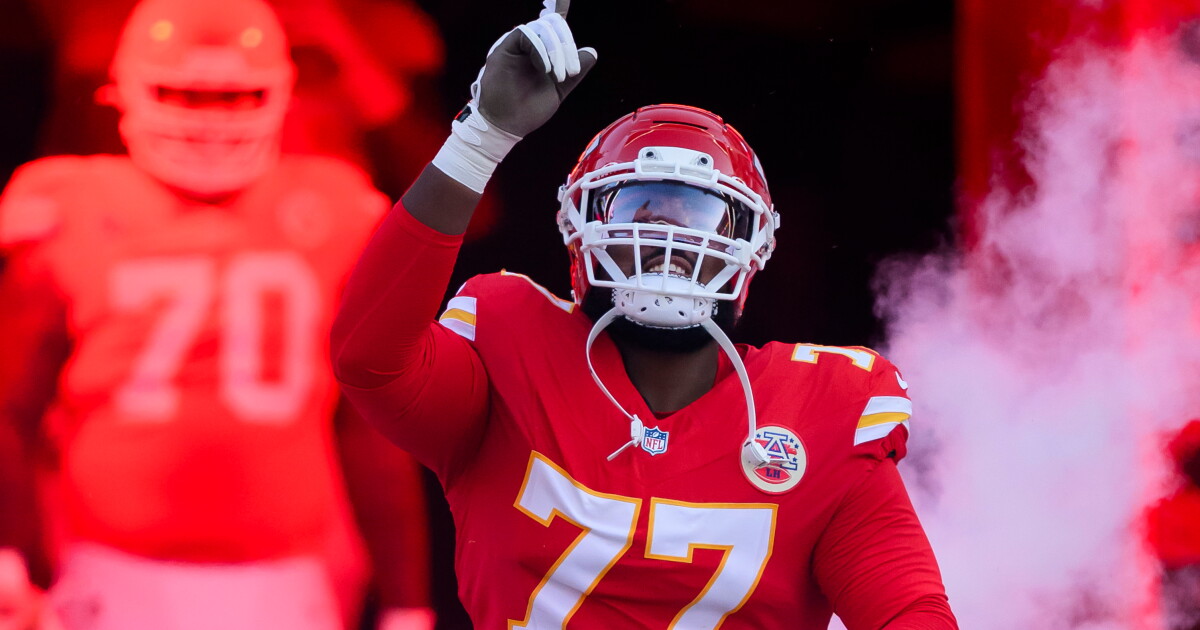 Chiefs lose 2nd starting offensive tackle to injury, RT Jaylon Moore exits with concussion