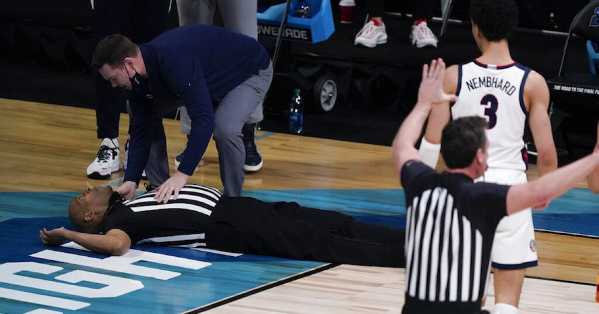 Referee Fall Referee collapses, wheeled off court on stretcher during Gonzaga-USC game