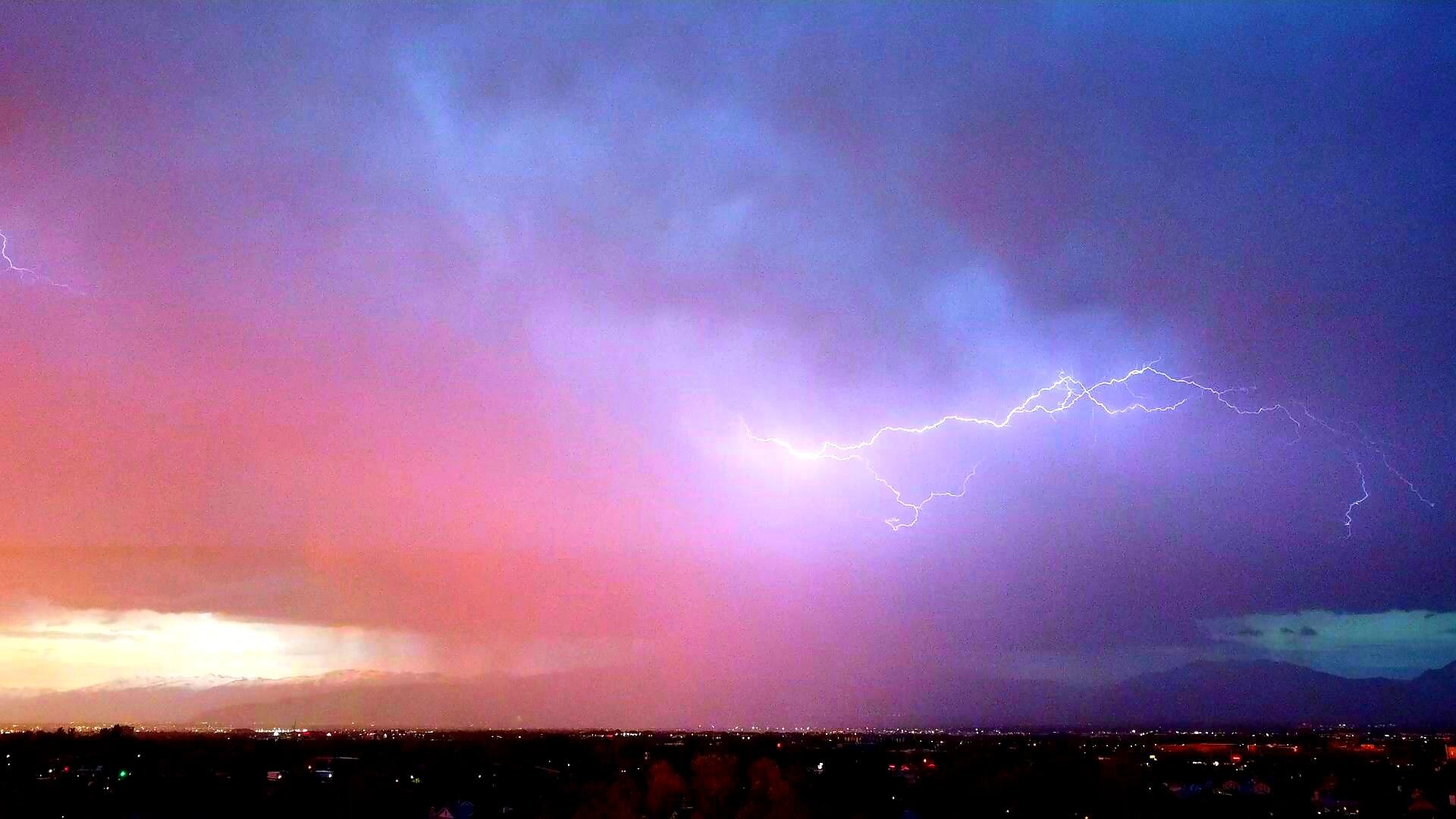 Lightning storm electrifies Utah sky