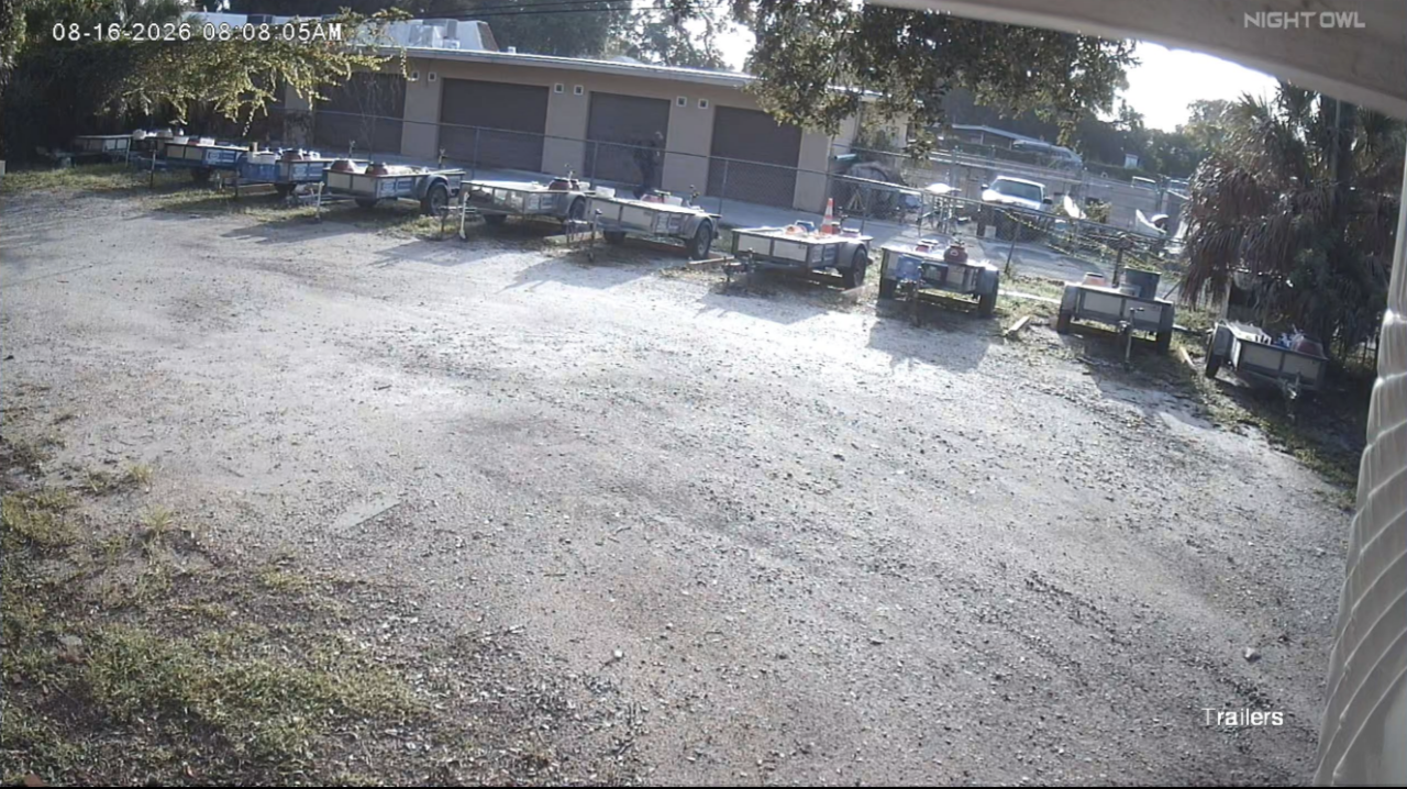 Surveillance image of Matthew Allen Waggle .png