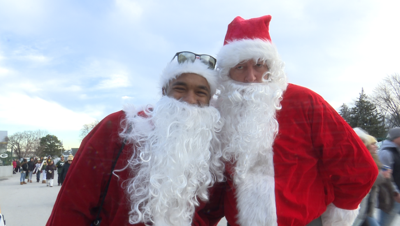 Packers vs. Browns: Fans celebrate Christmas at Lambeau Field