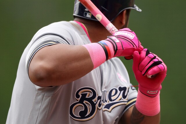 Dodgers use pink gear on Mother's Day